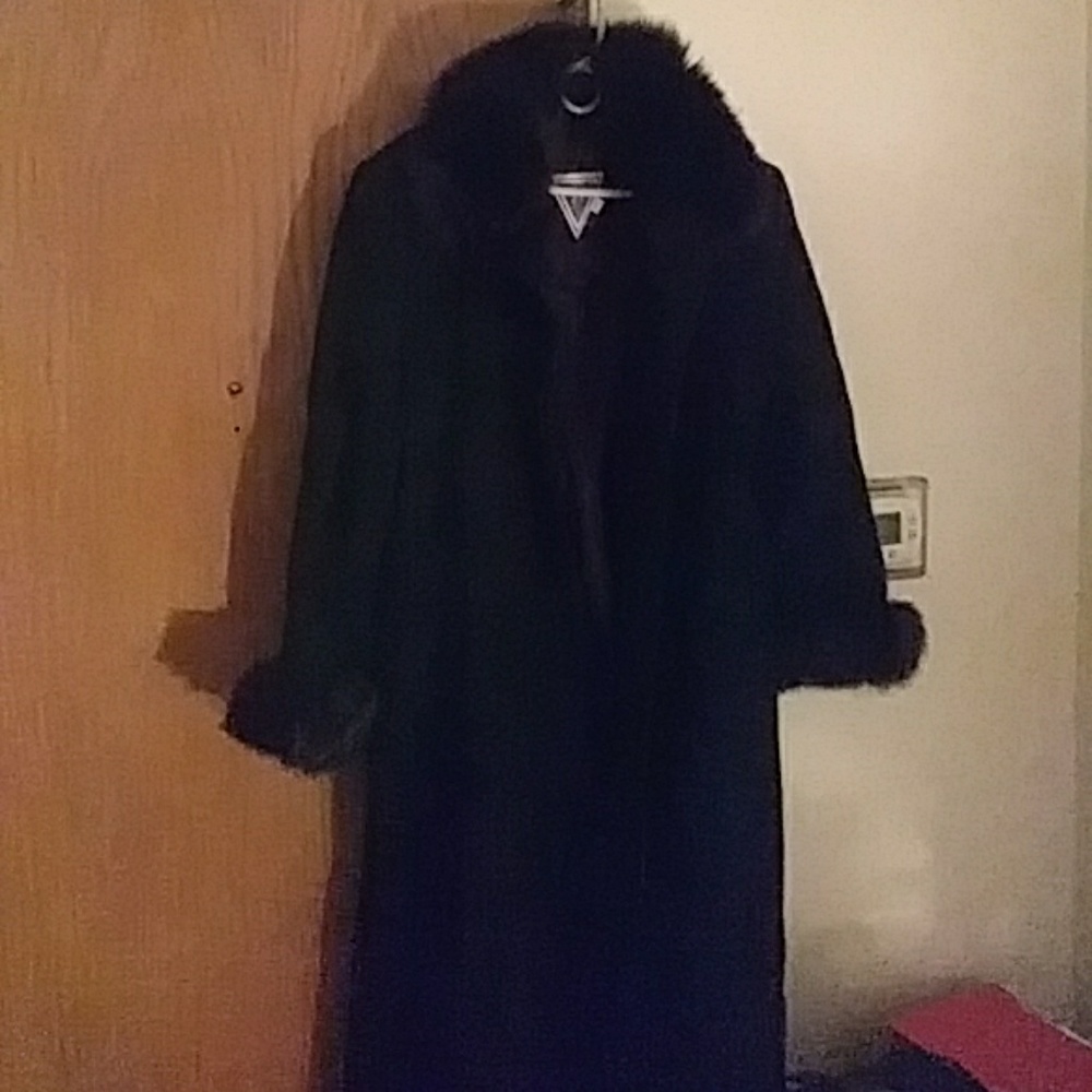 Size 16 100% wool coat black with fur collar & sle